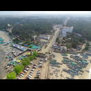 Blick vom Gopuram über die schmale Landbrücke landeinwärts